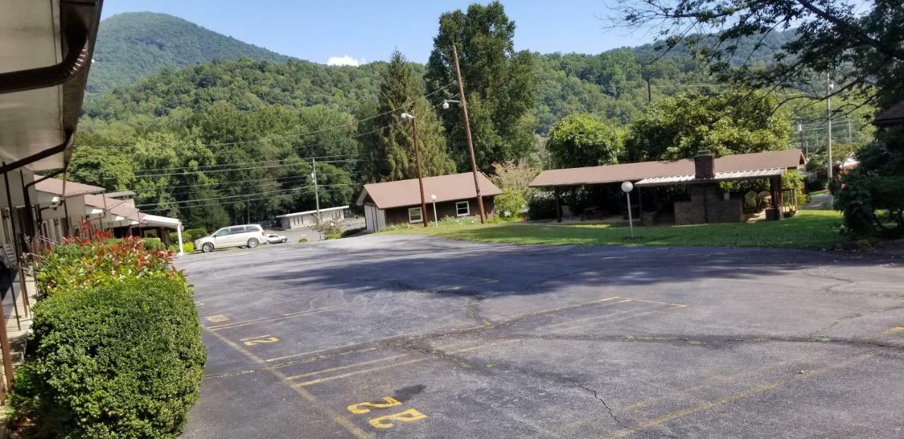 מגי ואלי Tanglewood Motel And Log Cabins מראה חיצוני תמונה